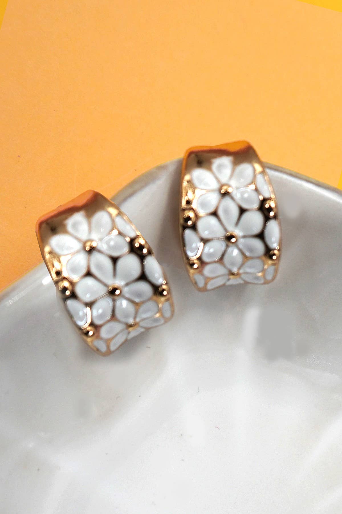 WHITE EPOXY FLOWER HOOP EARRINGS | 80E6942