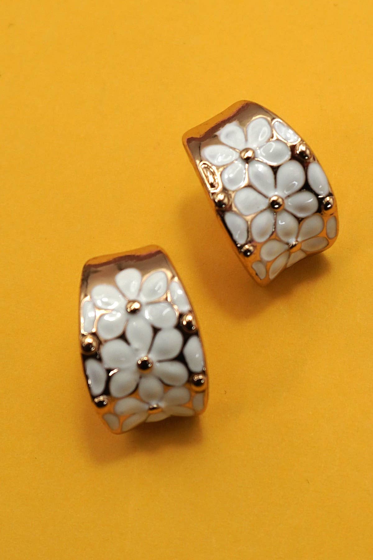 WHITE EPOXY FLOWER HOOP EARRINGS | 80E6942