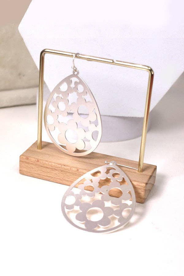 CUTOUT FLOWER TEARDROP EARRINGS | 10E3010909